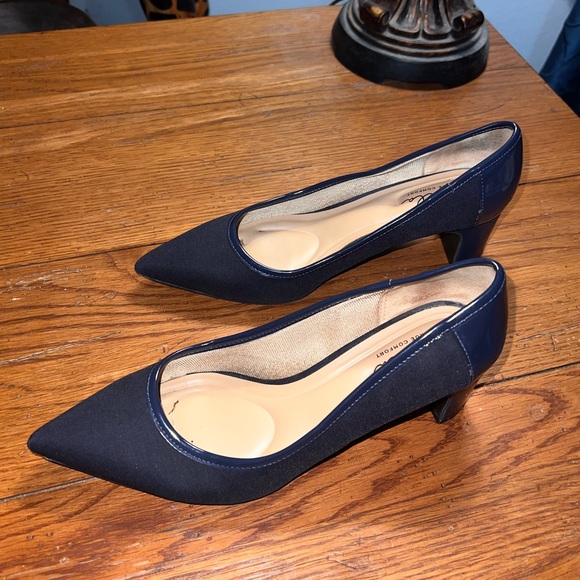 Abella True Comfort Women’s Navy Pumps W/Patent Leather Trim & Heel! Size 8. - Picture 7 of 12